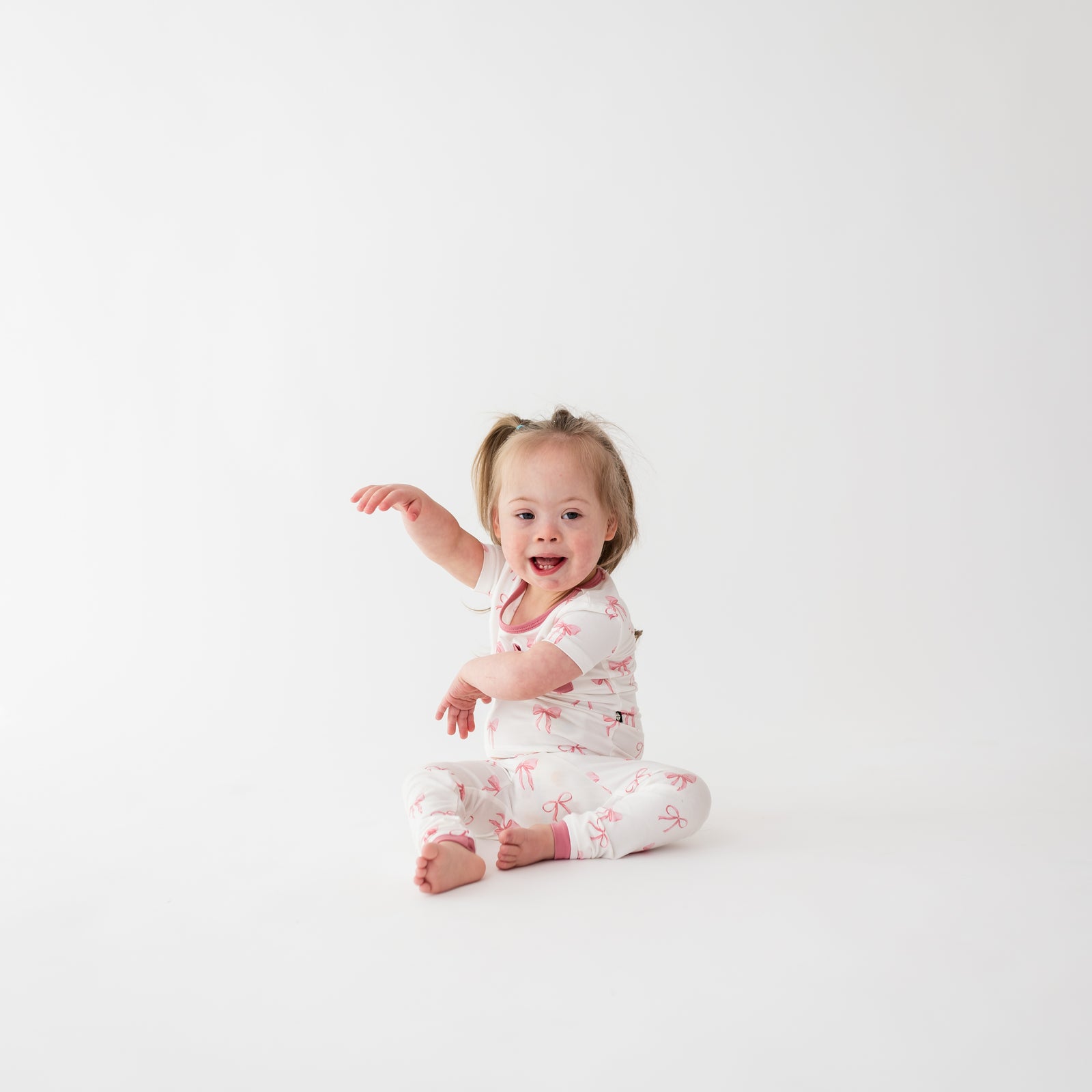 Short Sleeve with Pants Pajamas in Bow - Image 4