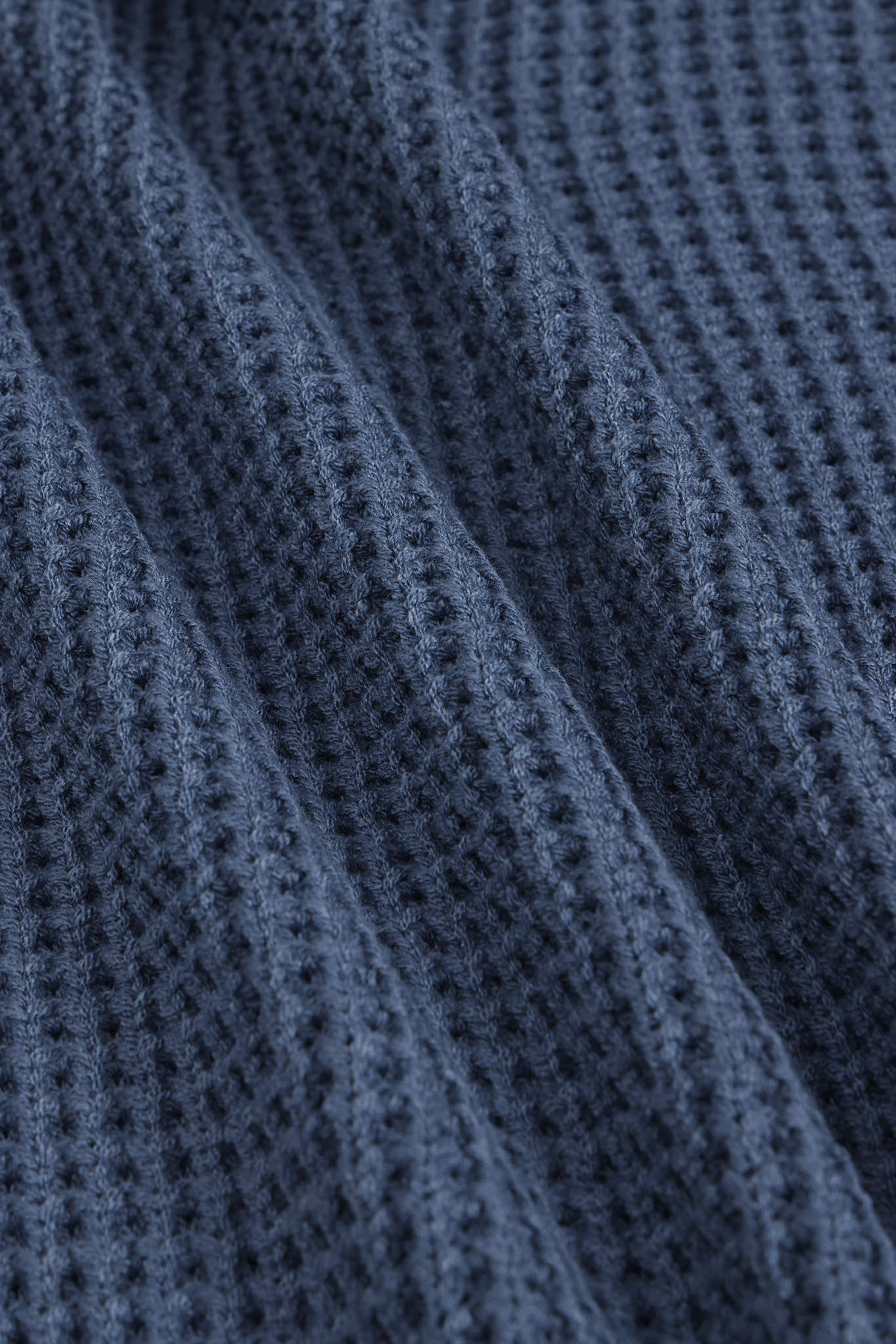 Chunky Knit Women's Waffle Cardigan in Oxford - Image 5