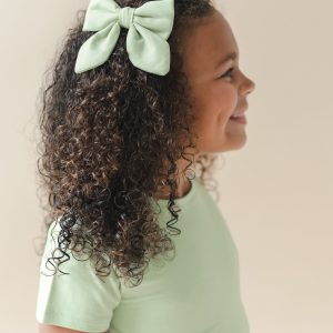 Medium Alligator Clip Bow in Basil