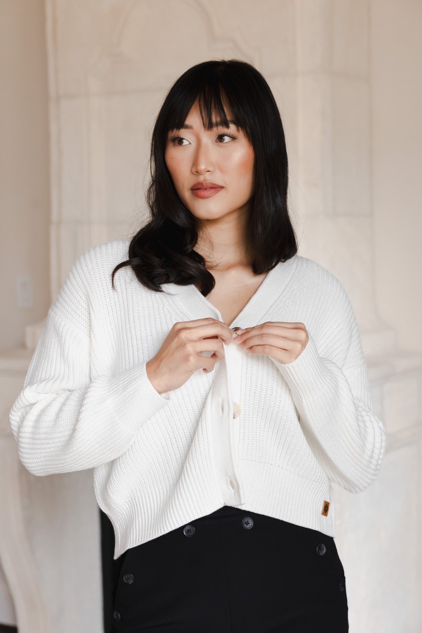 Chunky Knit Women's Cropped Cardigan in Cloud - Image 3