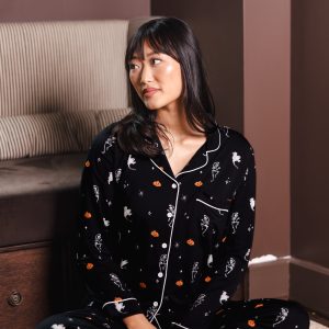 Long-Sleeved Women's Pajama Set in Halloween Friends