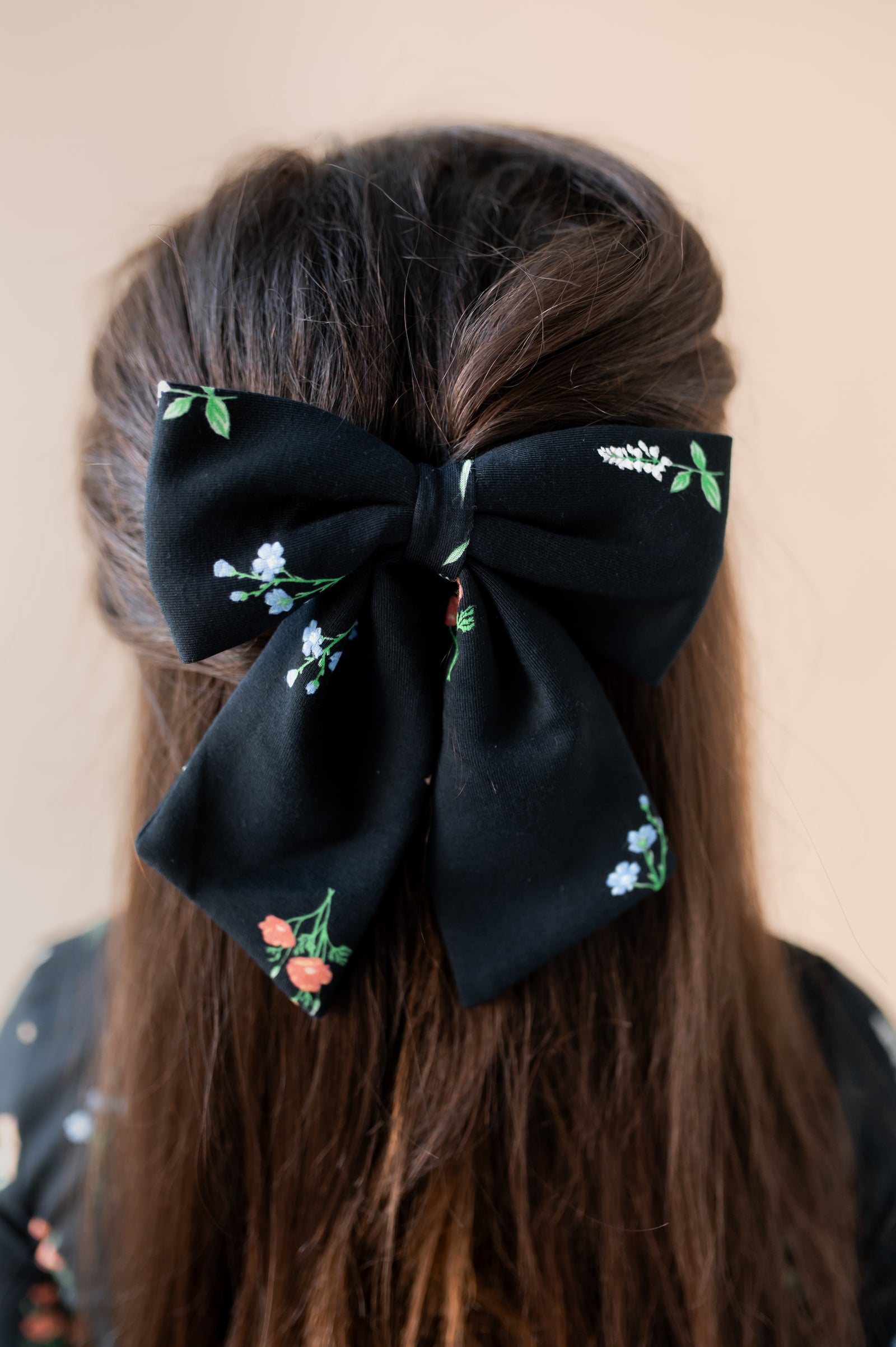 Large Alligator Clip Bow in Midnight Wildflower - Image 3