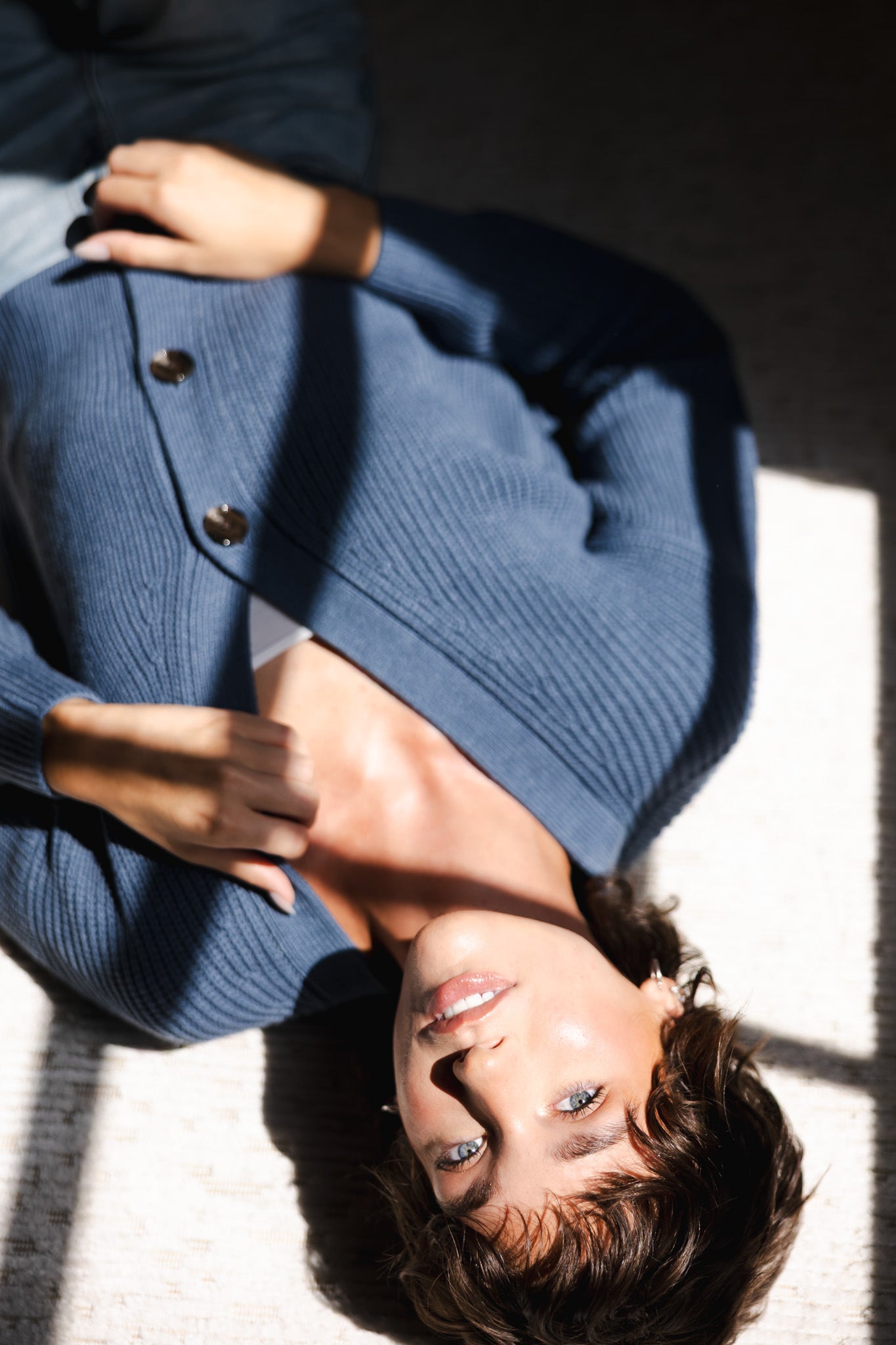 Chunky Knit Women's Cropped Cardigan In Oxford - Image 2