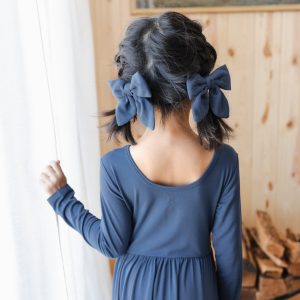 Medium Alligator Clip Bow in Oxford