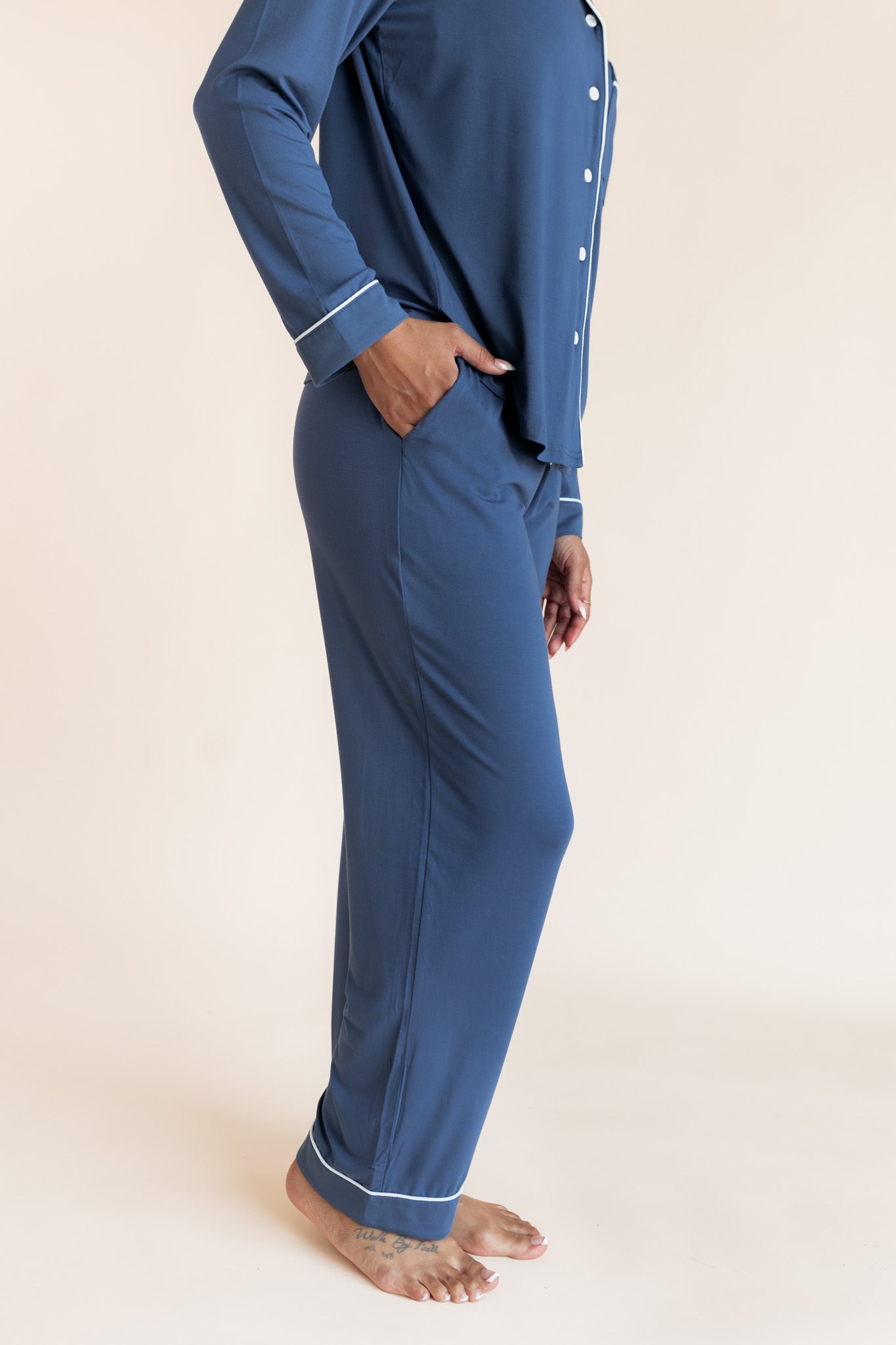 Long-Sleeved Women's Pajama Set in Oxford - Image 6