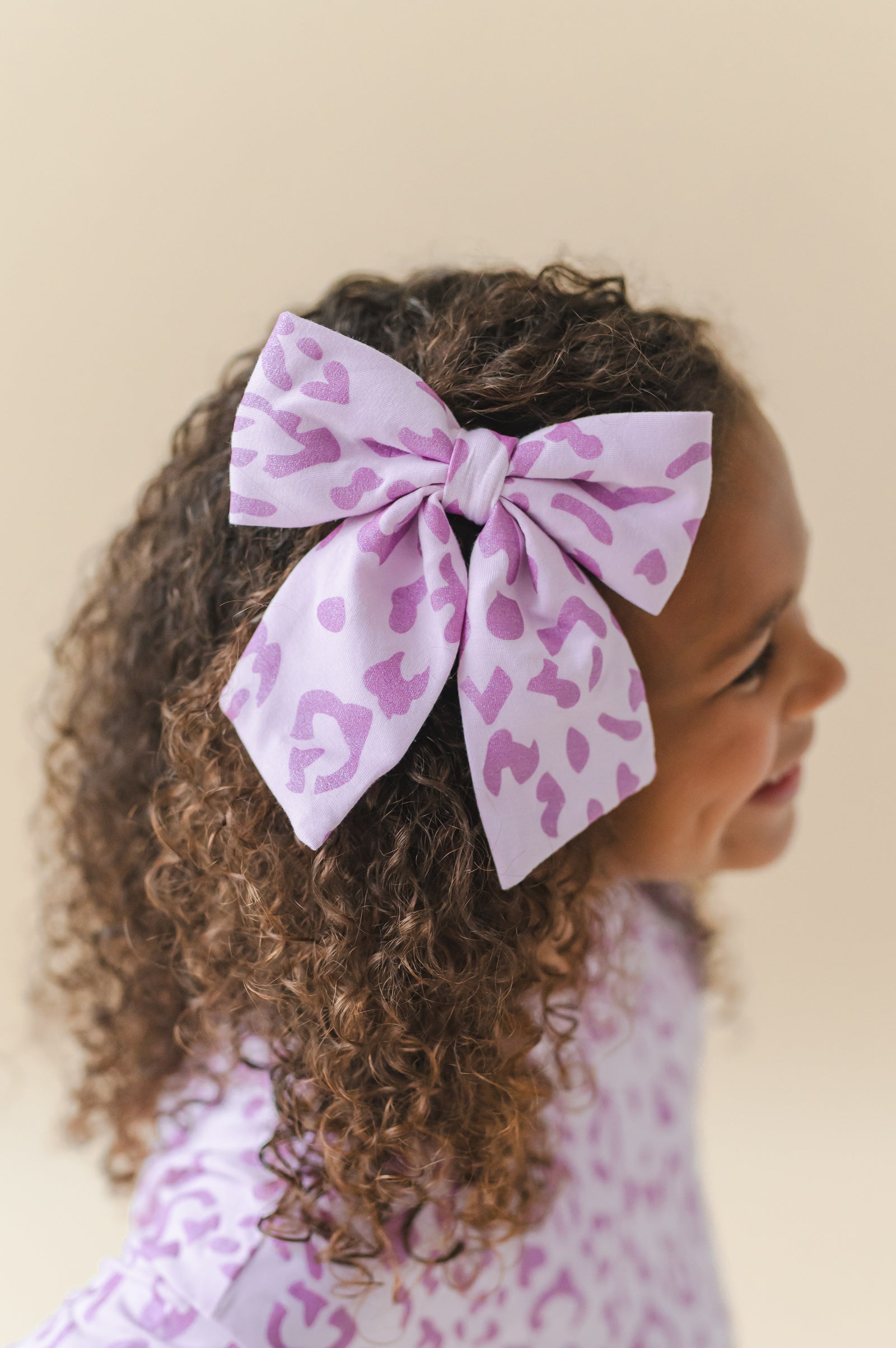 Large Alligator Clip Bow in Thistle Leopard - Image 3