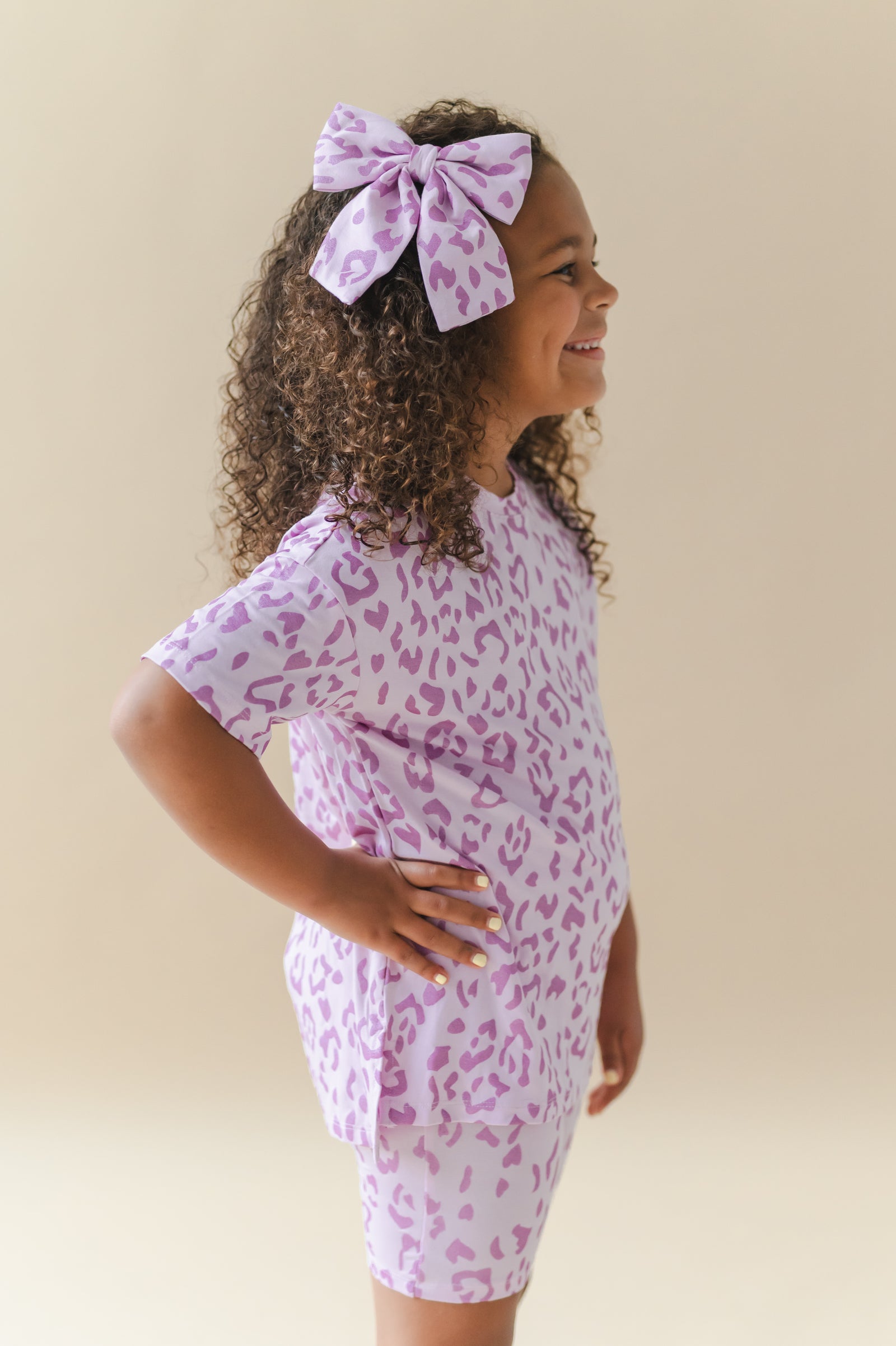 Large Alligator Clip Bow in Thistle Leopard - Image 4