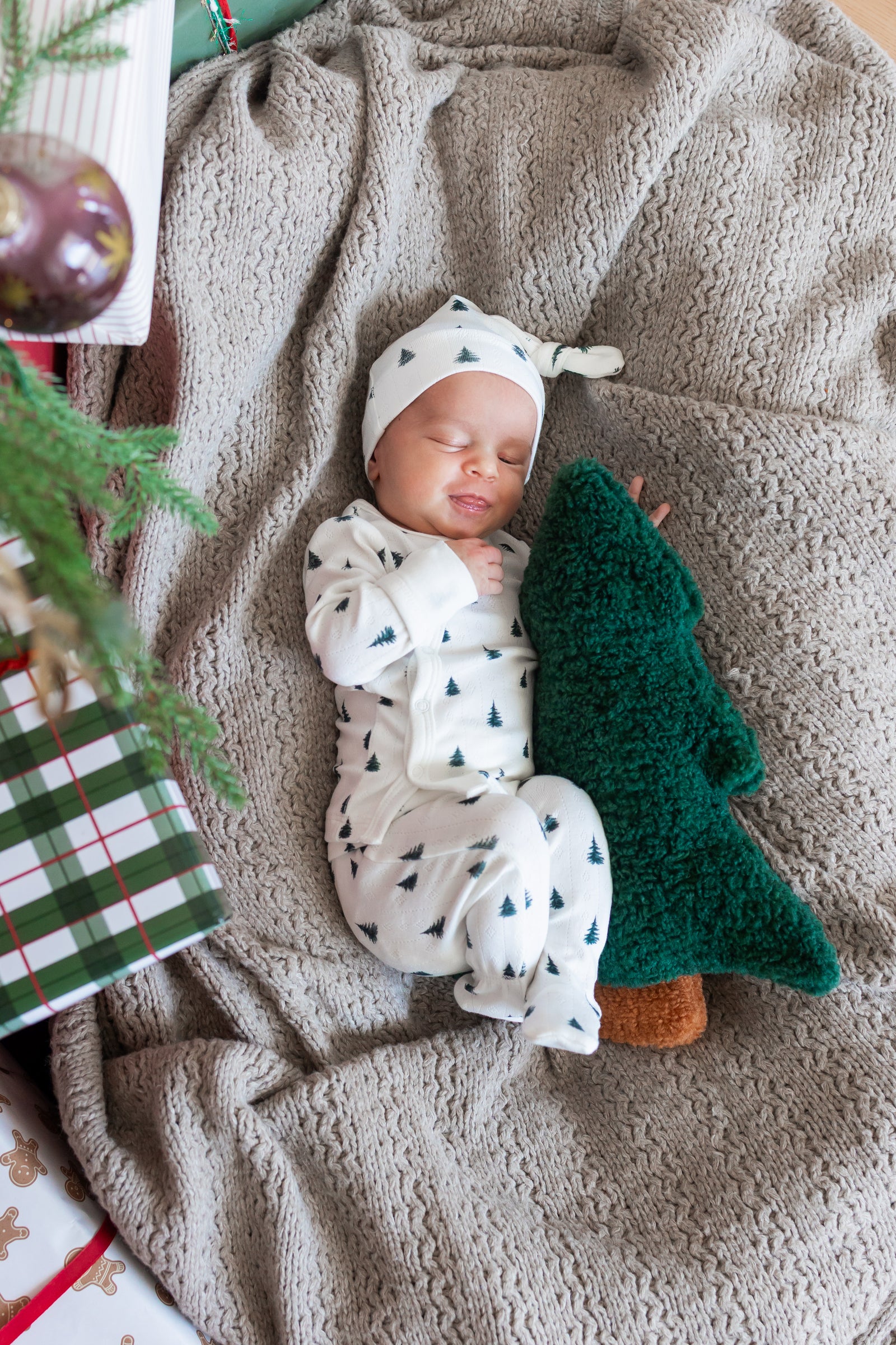 Pointelle Take Me Home Set with Cap Christmas Trees - Image 4