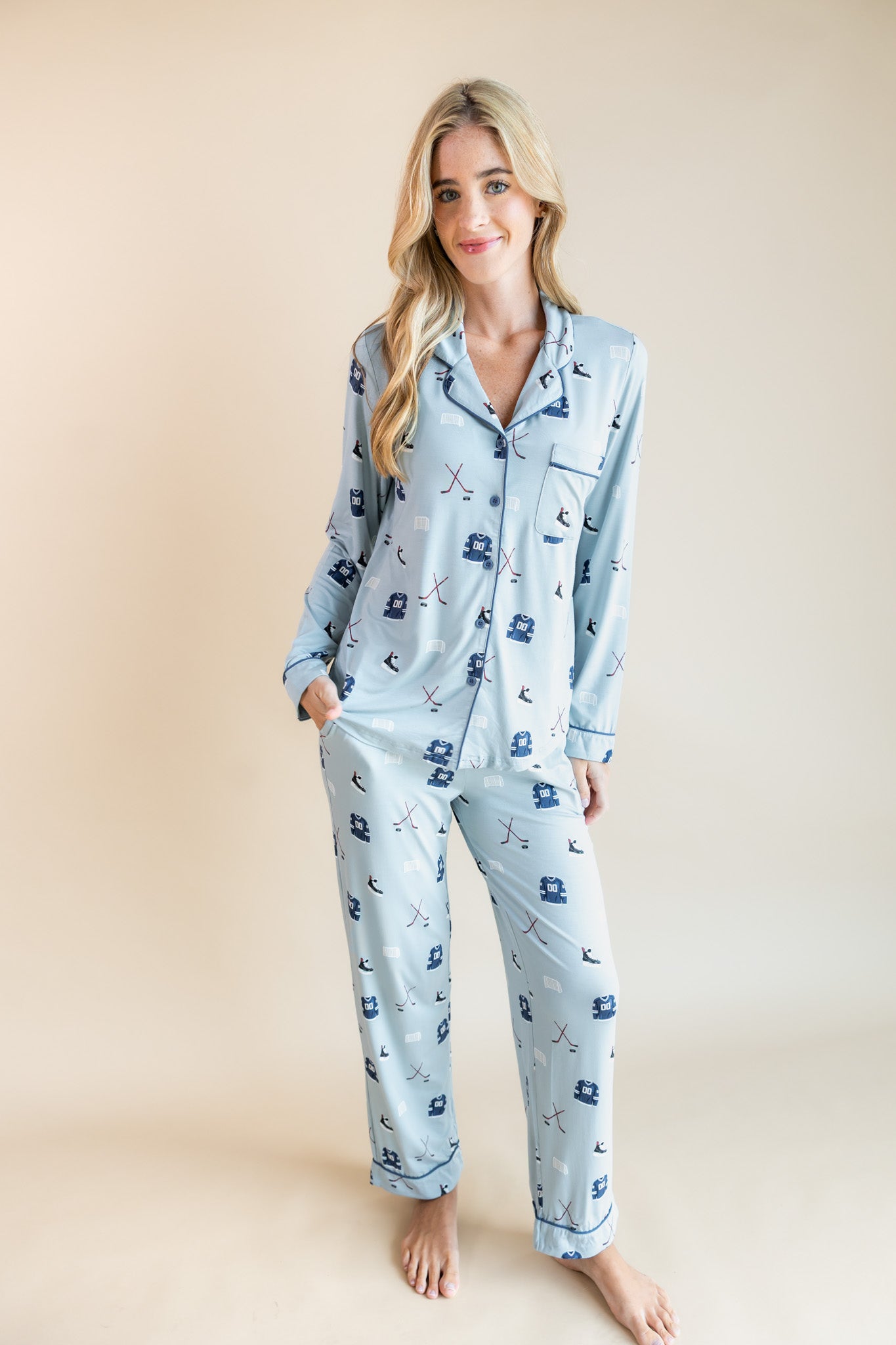 Long-Sleeved Women's Pajama Set in Vintage Hockey
